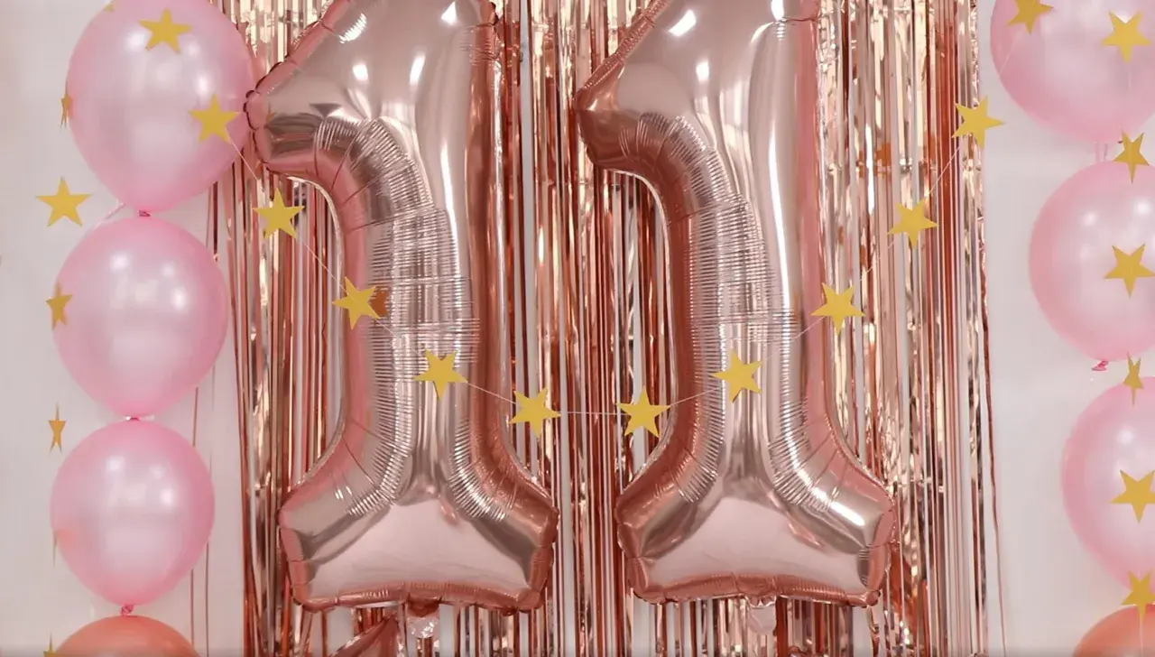 Globos rosas y dorados con estrellas, formando el número 11. ¡Ideas para celebrar tu cumpleaños!