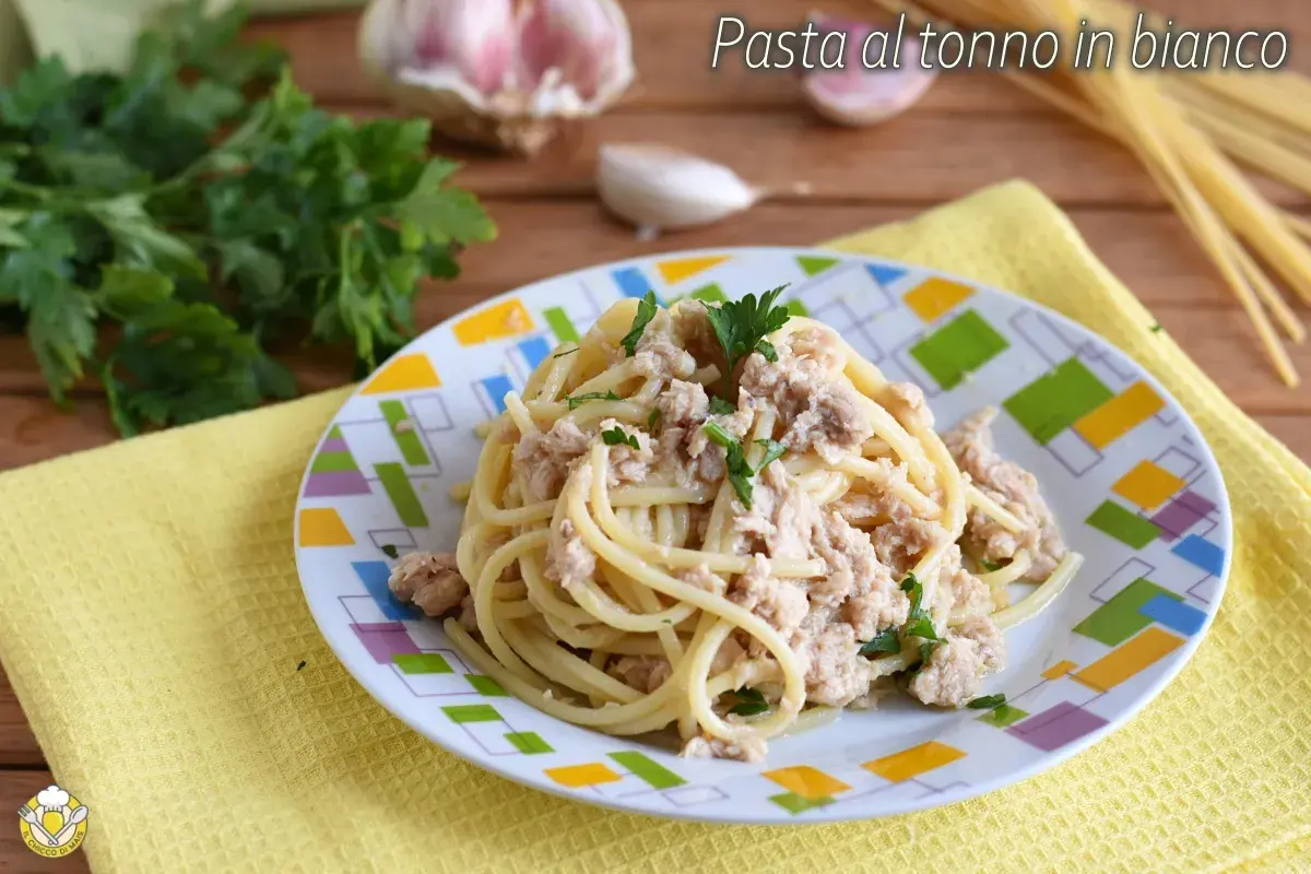 Spaghetti conditi con tonno in scatola, prezzemolo e aglio. Un piatto semplice e gustoso.