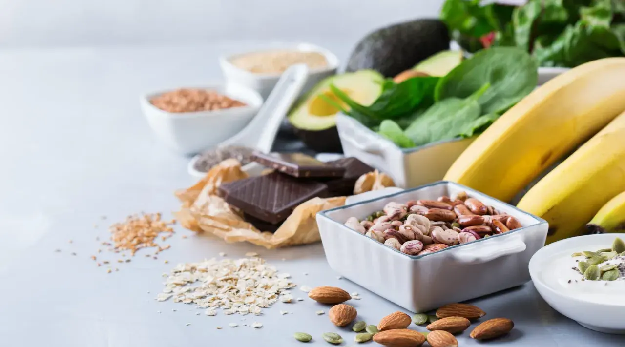 Bönor, mandlar, bananer, avokado, spenat och mörk choklad – bra källor till magnesium för gravida.