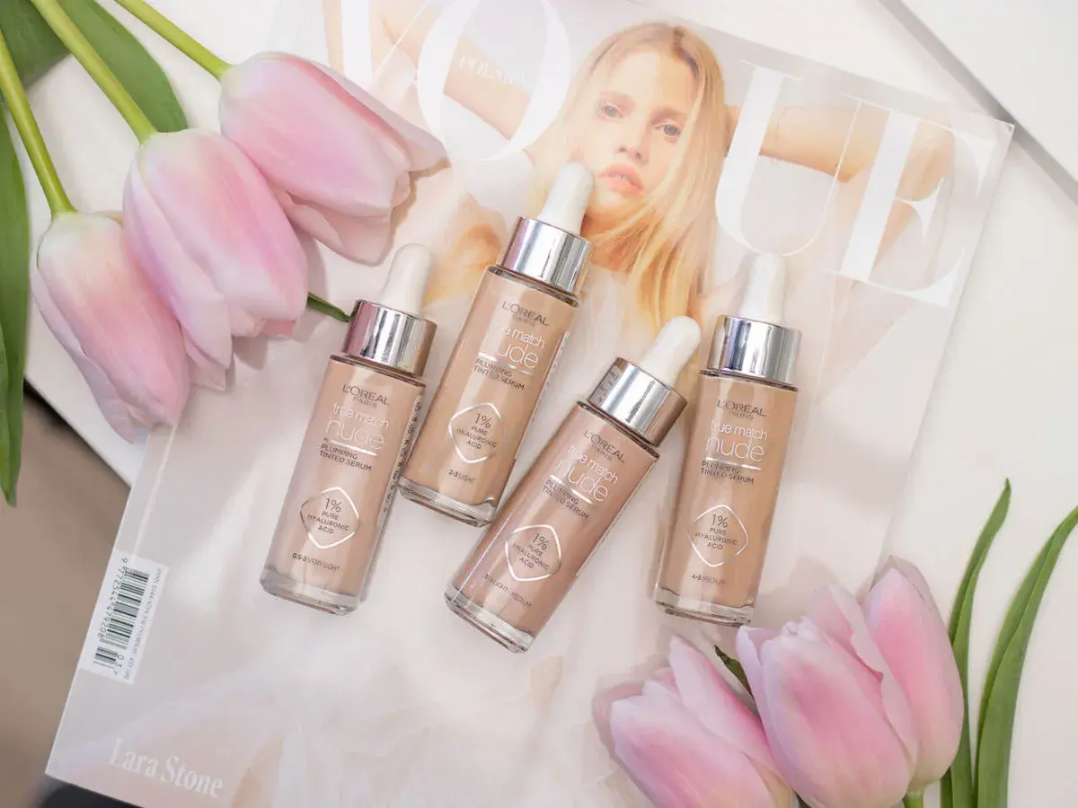 L'Oréal True Match Nude w odcieniach 0.5-2, 2-3, 3-light-medium i 4-5 na okładce magazynu Vogue. Skład serum z kwasem hialuronowym.