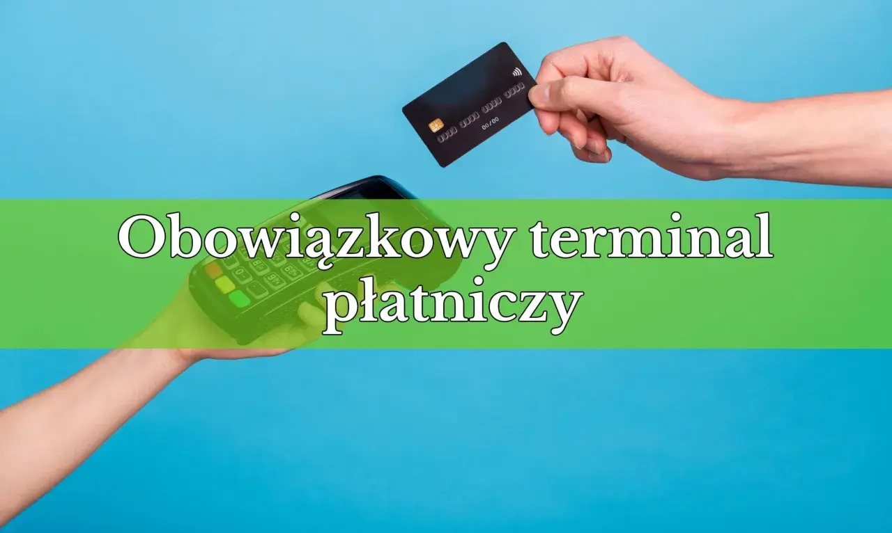Dłoń trzyma kartę płatniczą nad terminalem. Czy terminal płatniczy jest obowiązkowy?