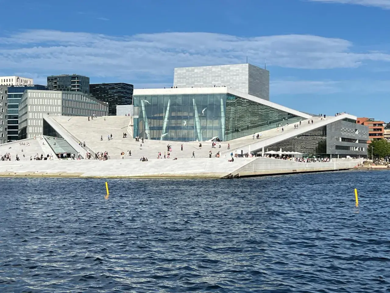 Oslo w jeden dzień: spacer po dachu Opery Narodowej, podziwianie nowoczesnej architektury i widoku na fiord.