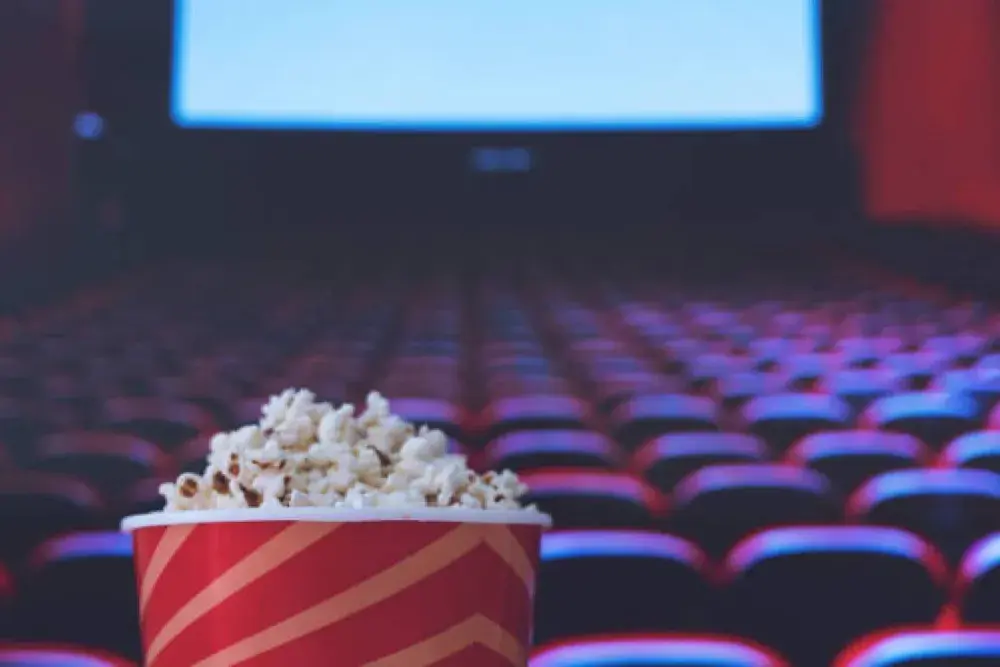 Ile czasu film jest w kinie? Sprawdź, jak długo możesz oglądać!