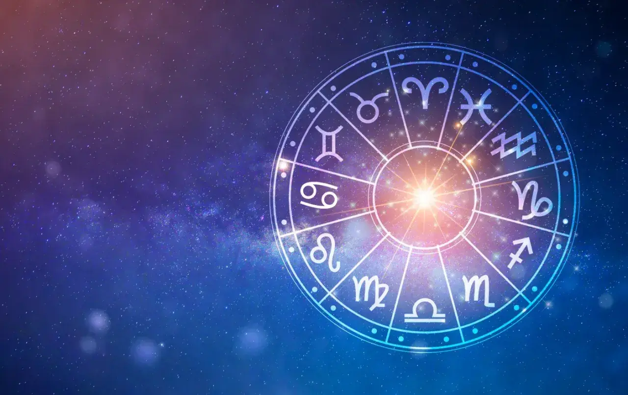 Koło zodiaku na tle gwieździstego nieba. Widoczny symbol Barana, gdzie Merkury w baranie może oznaczać impulsywne myśli.