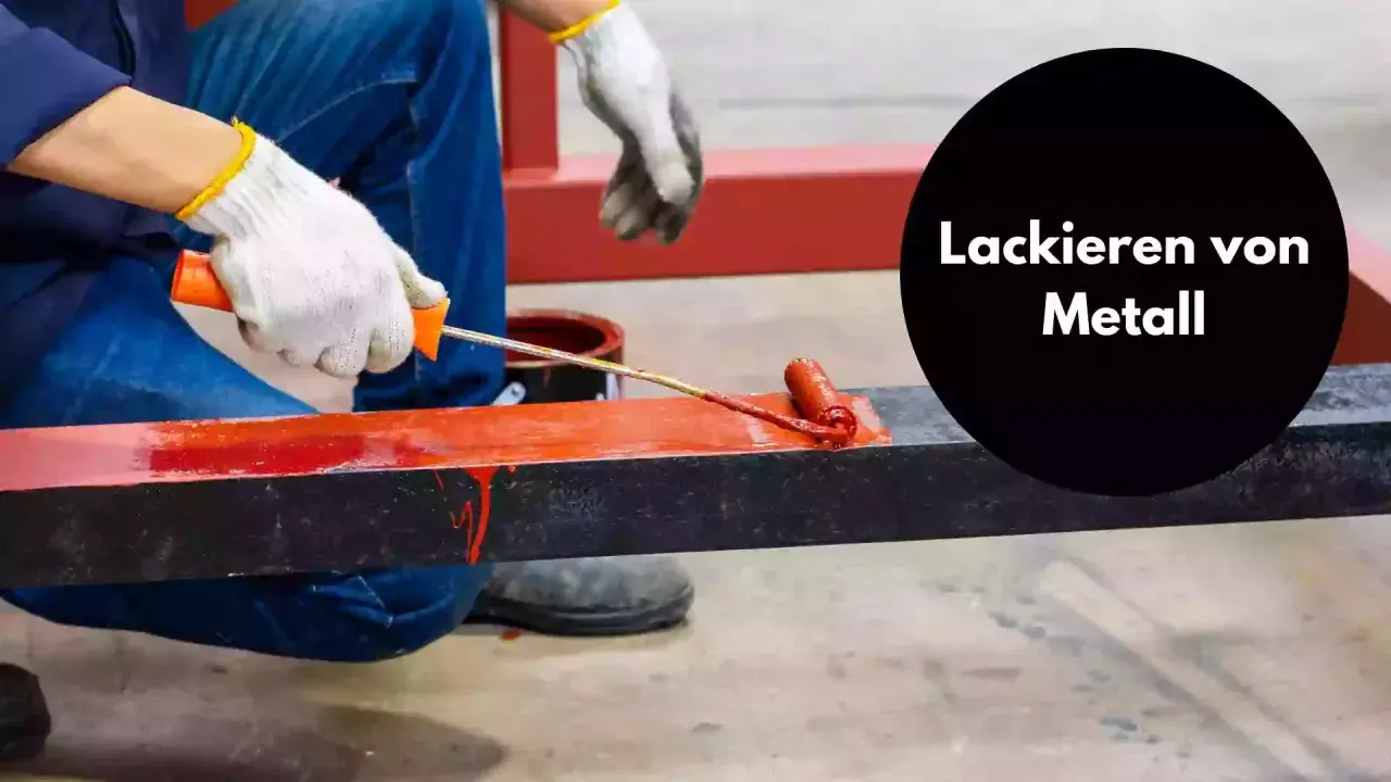 Person lackiert mit einer Farbrolle ein Metallteil rot.