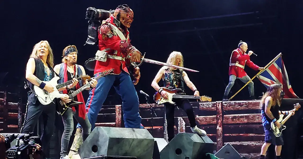 Iron Maiden koncerty w Polsce: Bruce Dickinson z flagą, Eddie w mundurze i muzycy grający na gitarach. Niezapomniany występ!