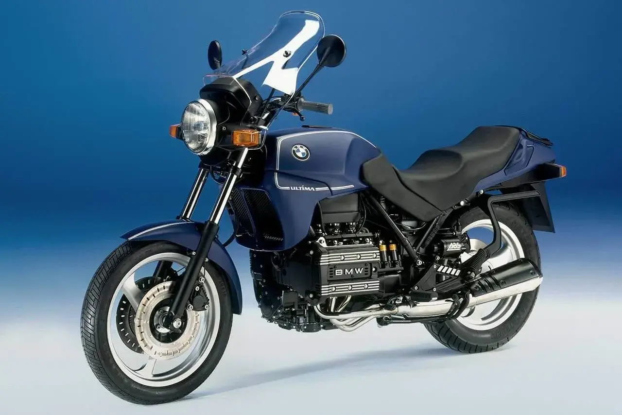 Granatowy motocykl BMW K75 z owiewką i widocznym silnikiem. Idealny do podróży, sprawdź jego bmw k75 dane techniczne.