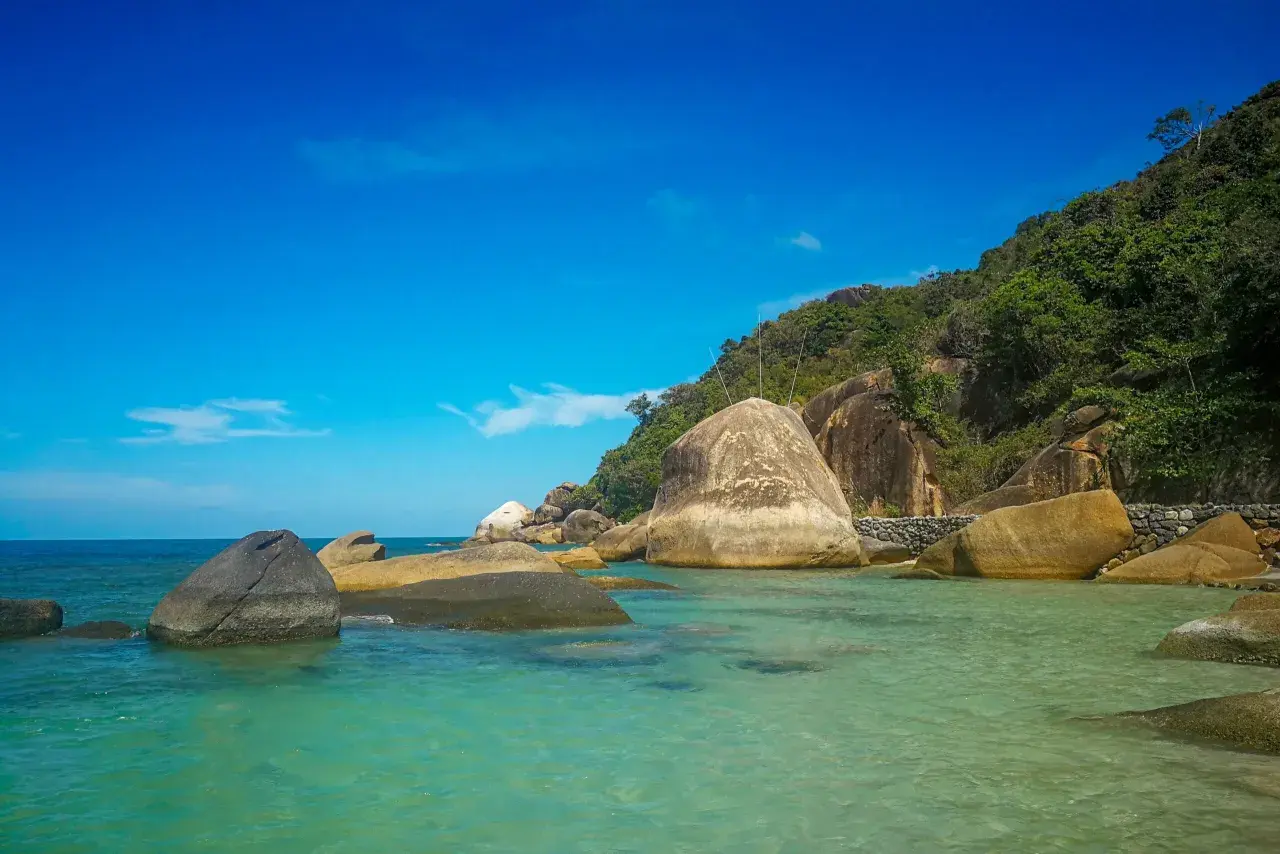 Turkusowa woda i ogromne głazy na plaży. Idealne miejsce, by zobaczyć piękno Koh Samui.