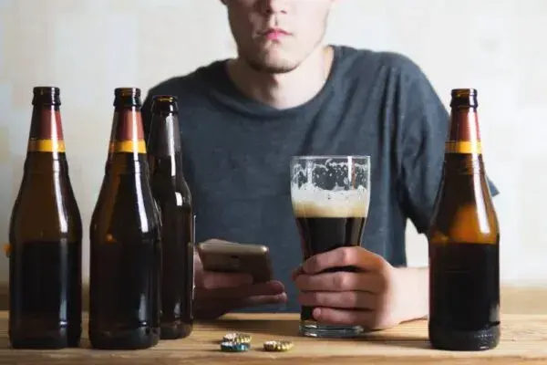 Ibuprom i alkohol: Czy można łączyć? Ryzyko i zasady bezpieczeństwa
