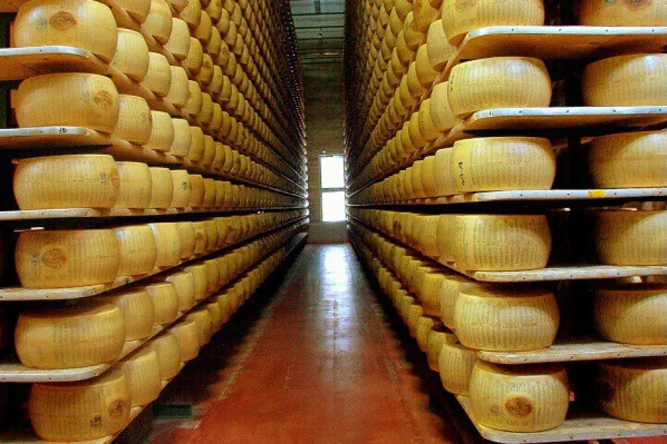 Skąd pochodzi ser parmezan? Odkryj jego fascynującą historię i regiony produkcji