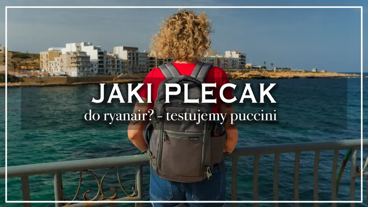 Kobieta z plecakiem Puccini nad morzem, zastanawia się, jaki plecak do Ryanair będzie najlepszy.