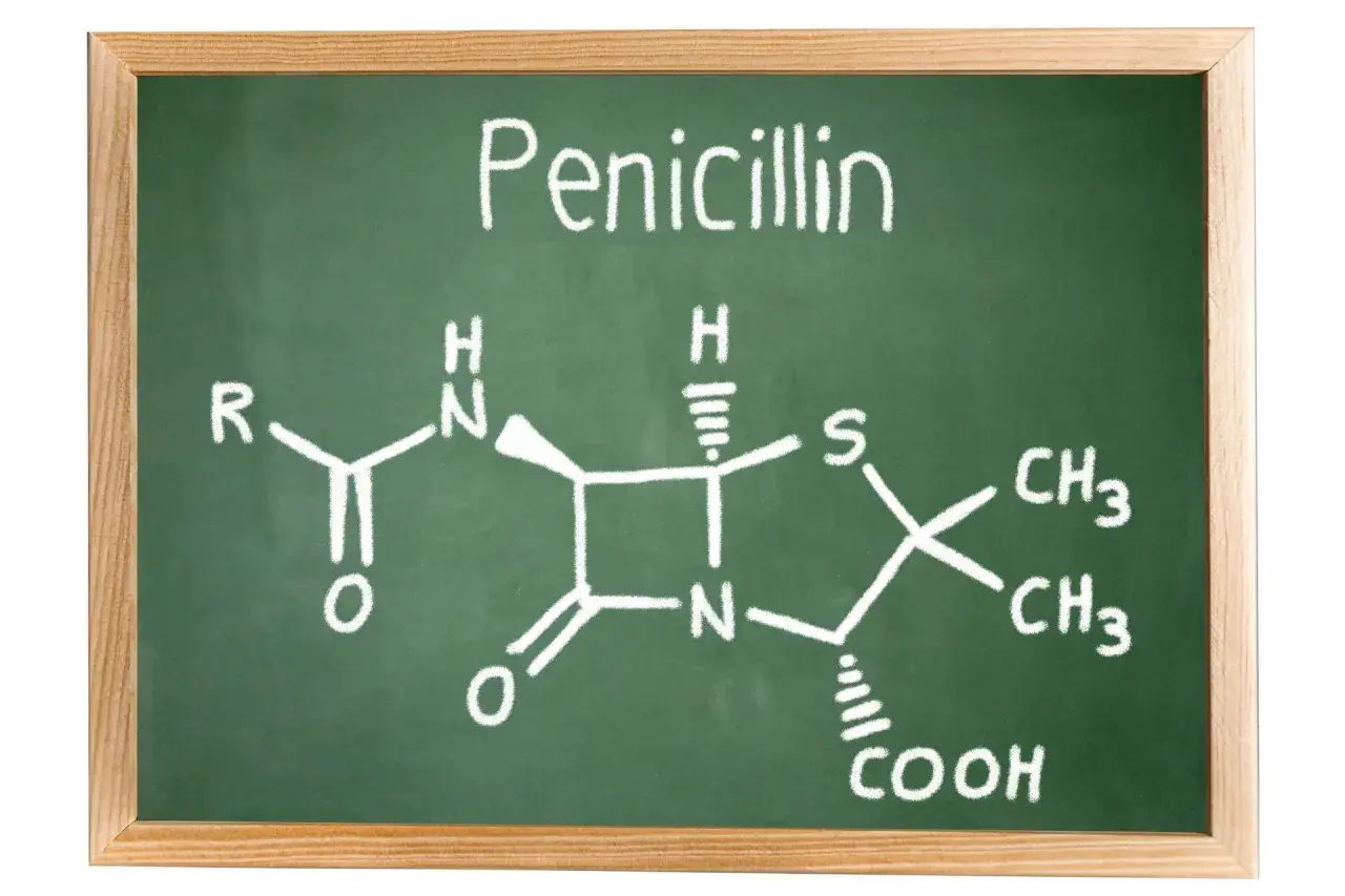 Struktura chemiczna penicyliny narysowana kredą na zielonej tablicy.
