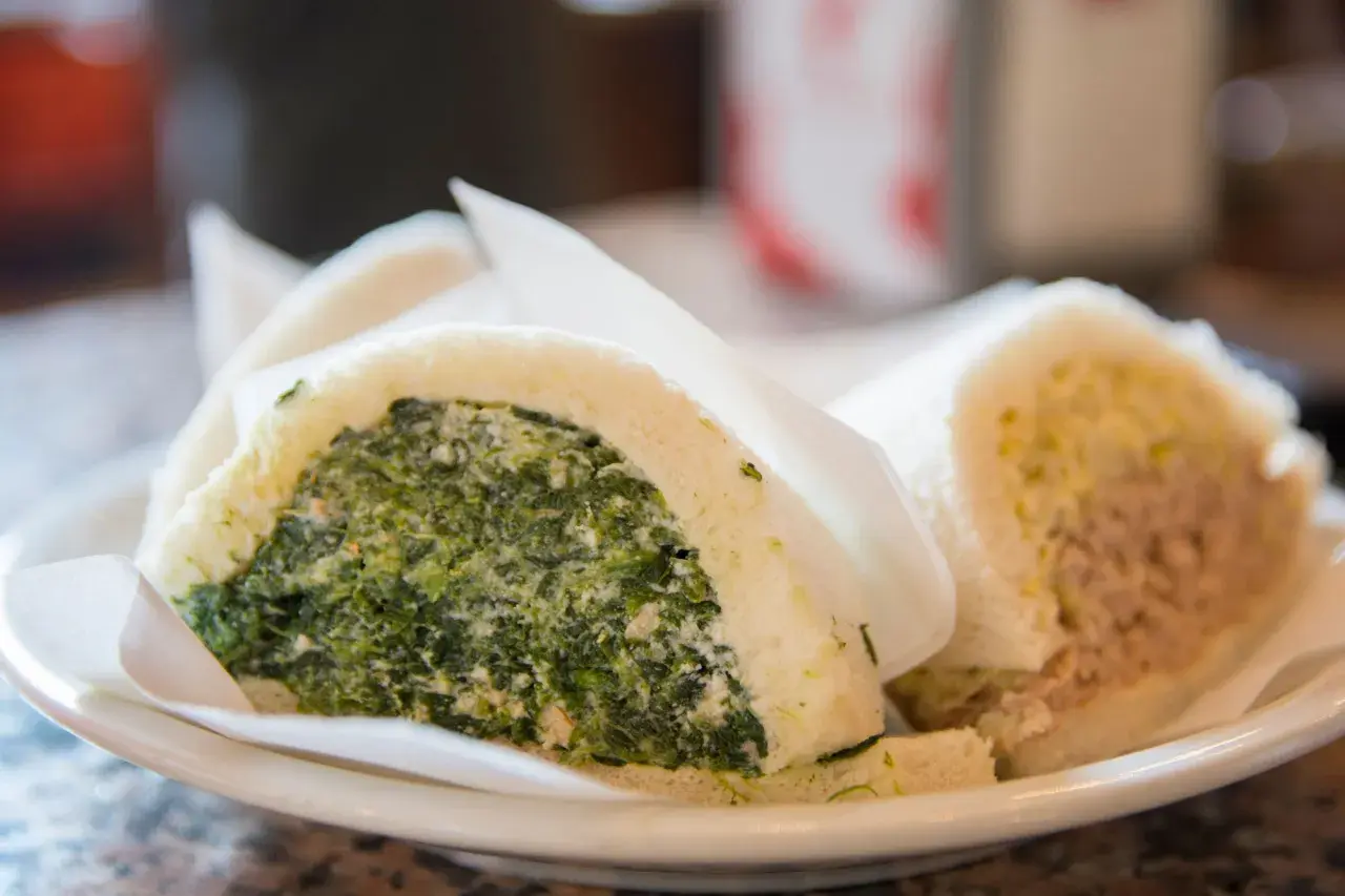 Tramezzini con spinaci e ricotta, e con tonno e maionese, gustosi piatti tipici veneziani.