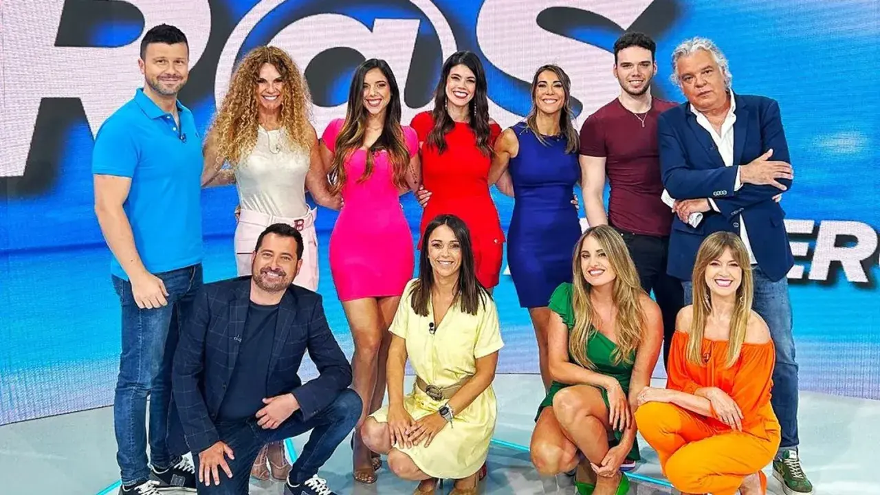 El equipo de aruseros colaboradores posa sonriente para estas fotos.