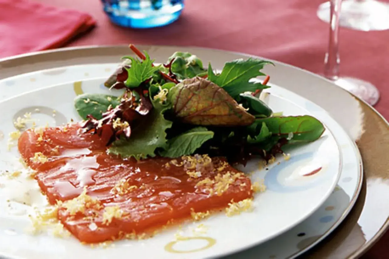 Kalt servierte Thunfisch-Vorspeise mit frischem Salat und Zitronenabrieb. Ein leichter Genuss!