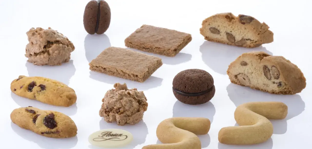 Varietà di biscotti veneziani: cantucci alle mandorle, biscotti al cioccolato, frollini con uvetta e altre delizie.