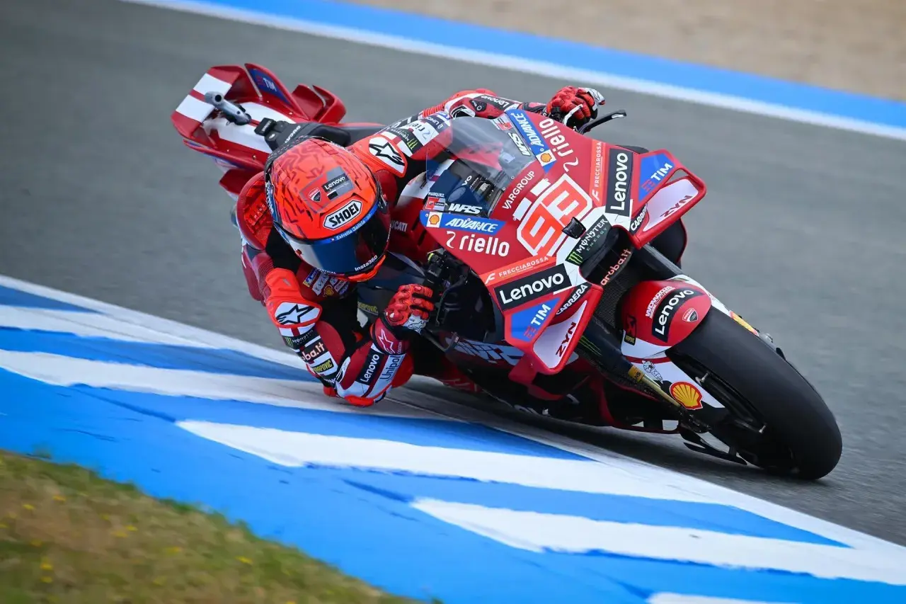 Marc Márquez inclina su Ducati en una curva de Jerez, con el número 93 en su mono y casco rojo.