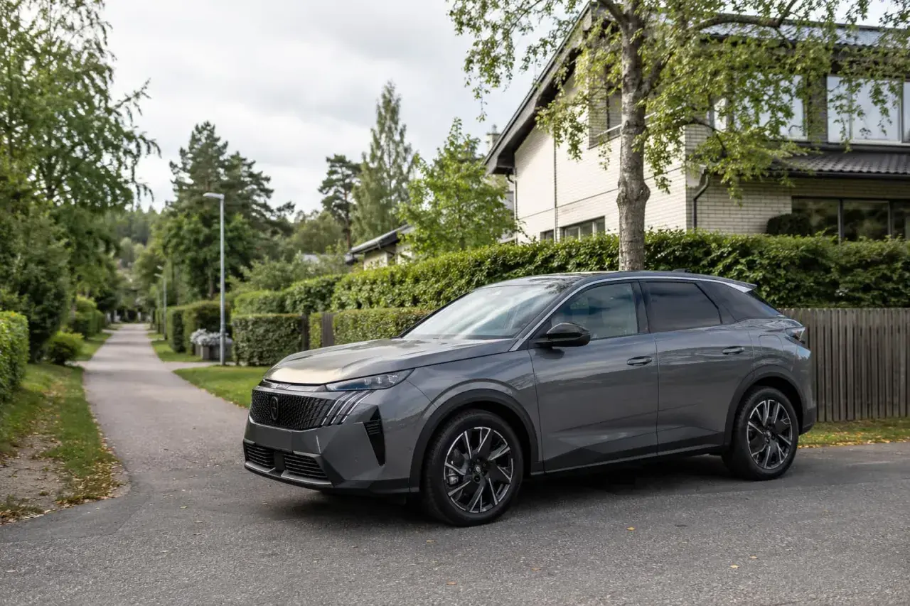 Grå Peugeot 3008 automat parkerad på en villagata. Kanske ett problem med automatlådan?