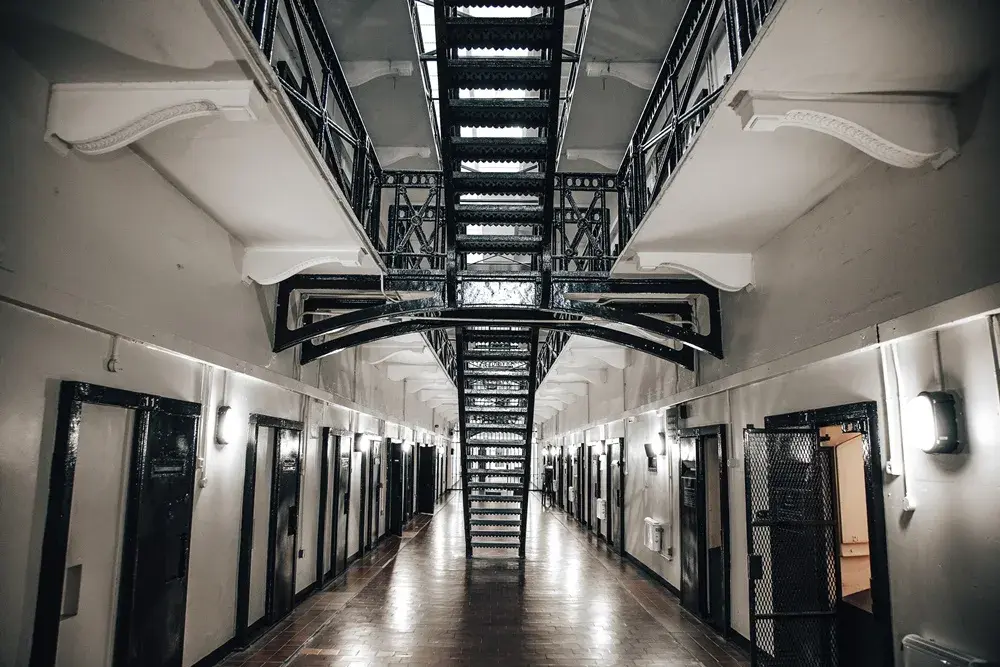 Odwieszenie wyroku: kiedy skazany musi wrócić do więzienia?