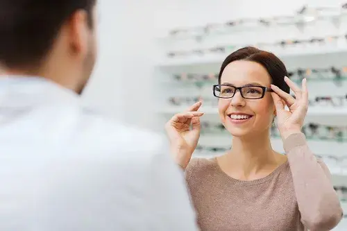 Okulista, optometrysta czy optyk? Kogo wybrać? Sprawdź!