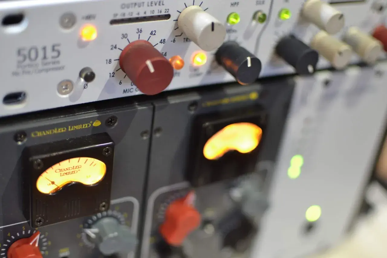 Hunter Imperium Trujki: vintage audio gear, Chandler Limited 5015 mic pre/compressor z podświetlanymi wskaźnikami.