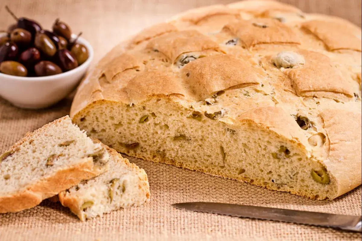 Un delicioso pan italiano con aceitunas, recién horneado y listo para disfrutar.