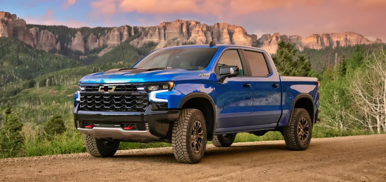 Niebieski Chevrolet pickup ZR2 na drodze w górach.