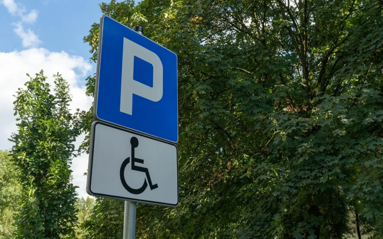 Znak parkingu dla niepełnosprawnych. Umiarkowany stopień niepełnosprawności a wizyta u lekarza – ułatwienie dostępu.