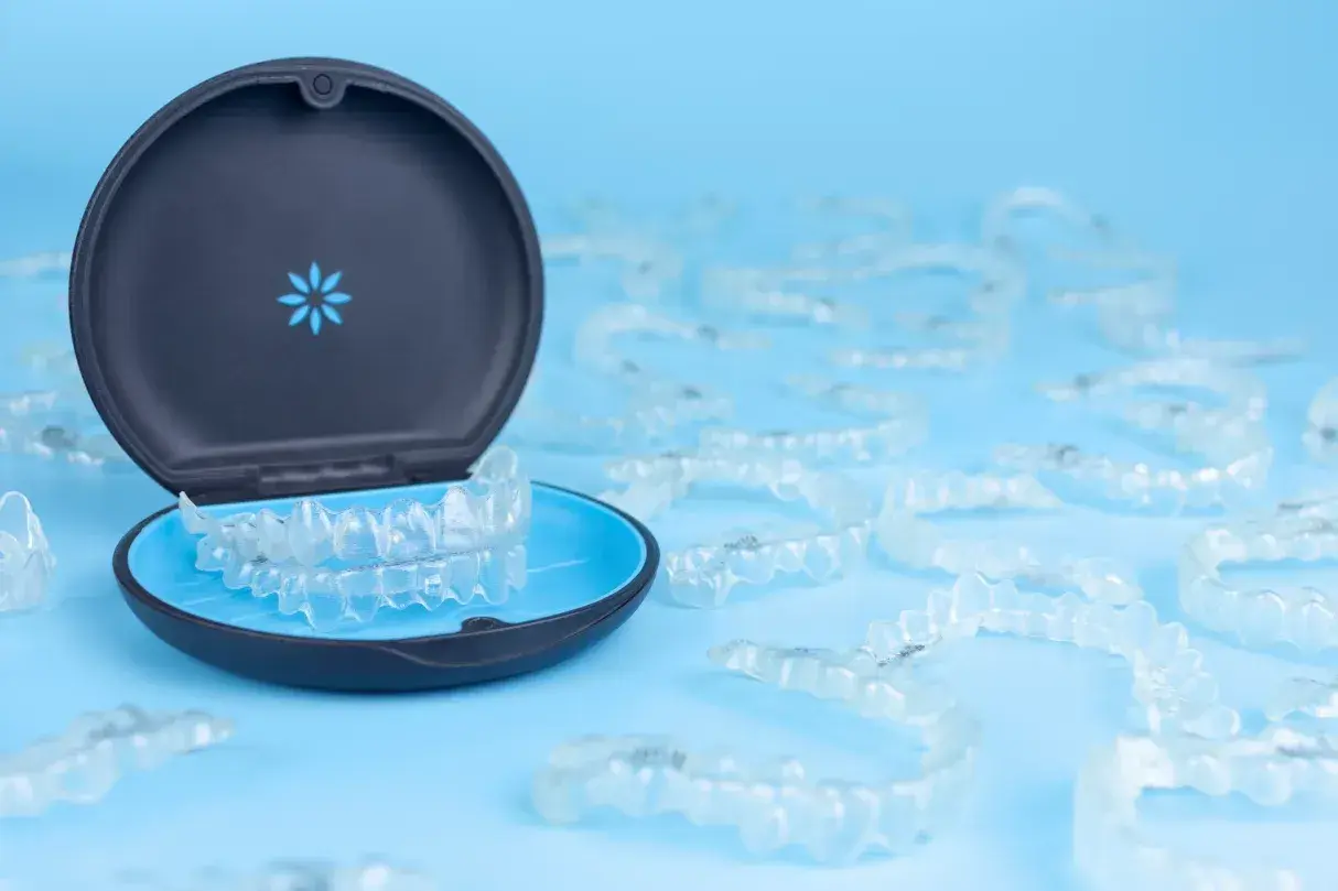 Funda de Invisalign con alineadores transparentes. Consulta el precio Invisalign Sanitas para tu tratamiento.