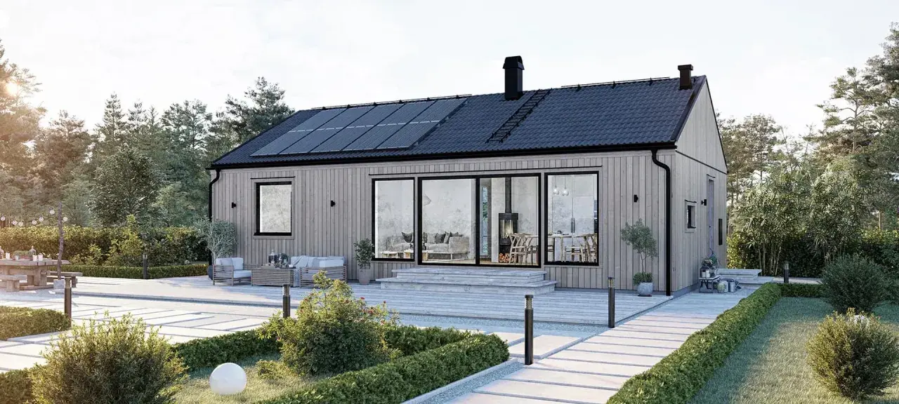 Modernt trähus med solpaneler på taket. Uteplats med möbler och trädgård. Drömmer du om att bygga hus? Pris och inspiration finns här.