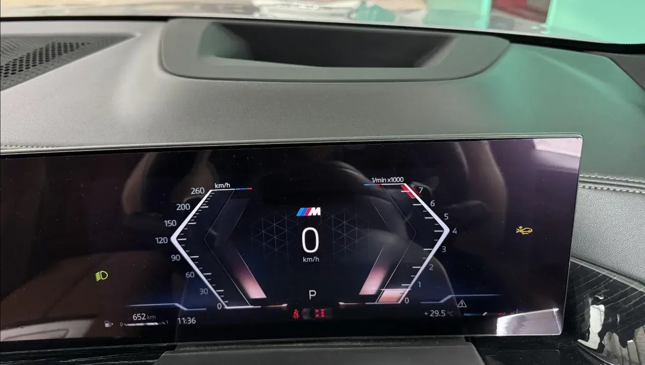Cruscotto digitale con tachimetro, contagiri e icona di avviso di collisione anteriore attiva.