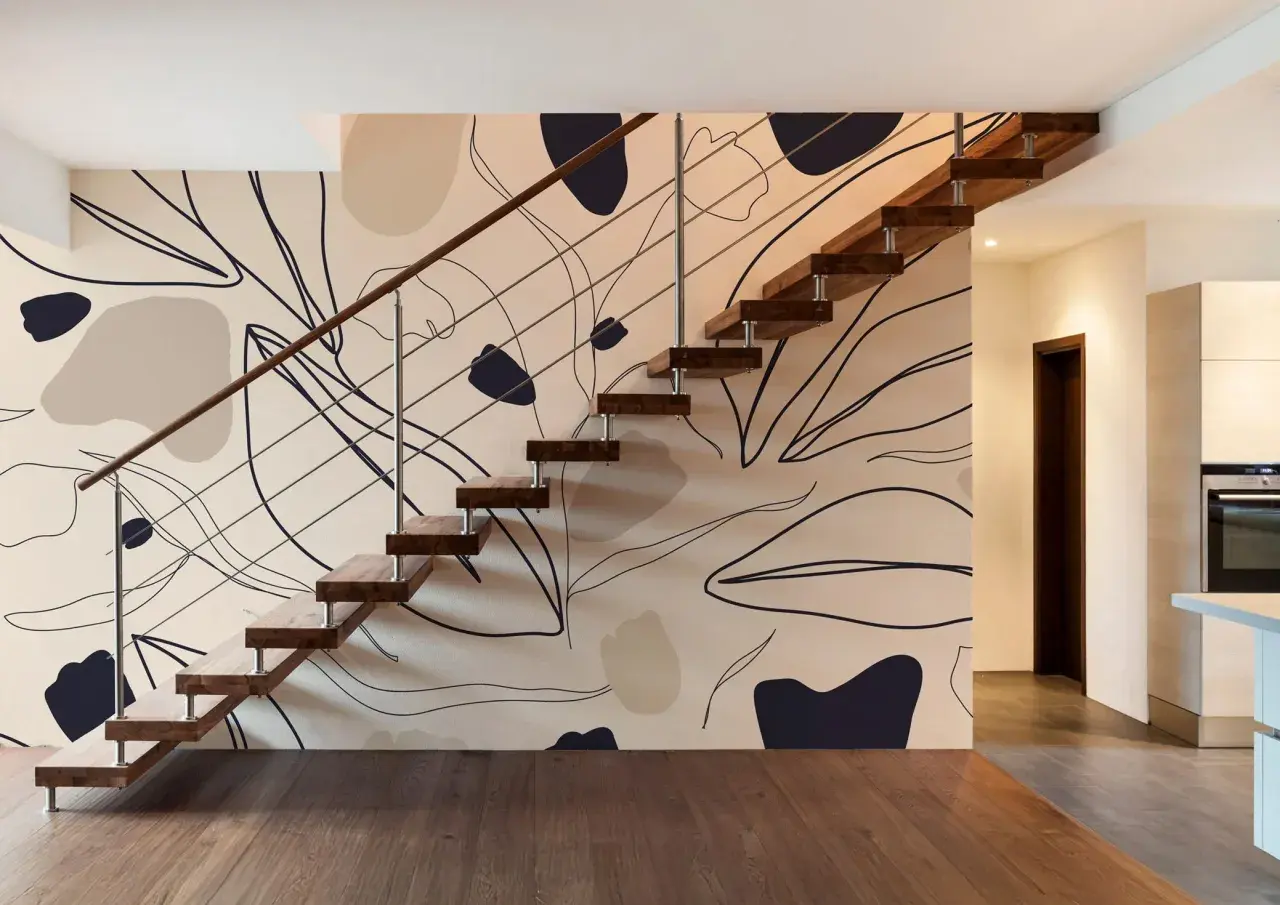 Escalier moderne avec un mur à l'effet peinture, orné de formes abstraites et de lignes organiques dans des tons neutres.