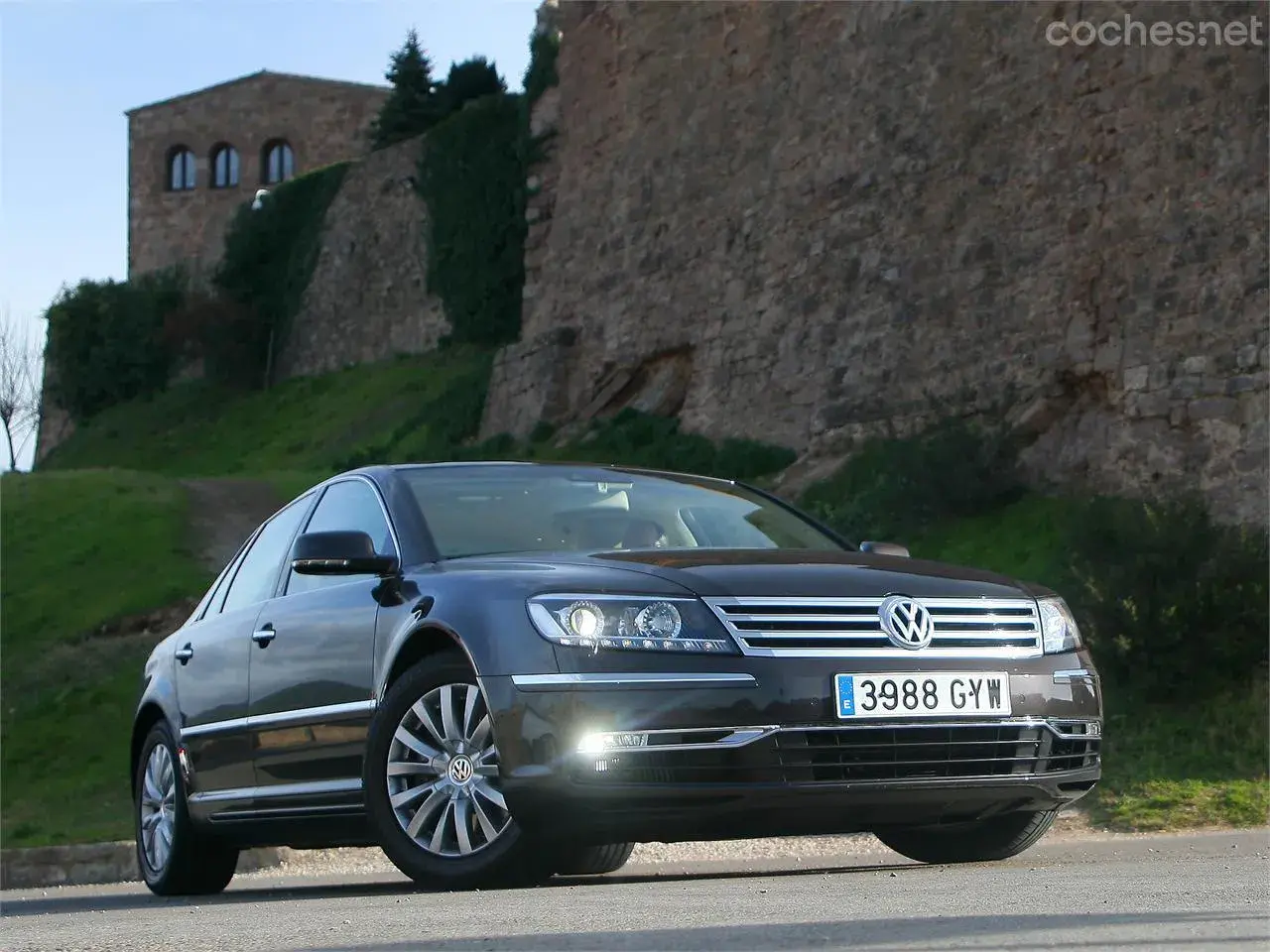 Volkswagen Phaeton 3.0 V6 TDI: opiniones sobre este sedán de lujo frente a un castillo histórico.