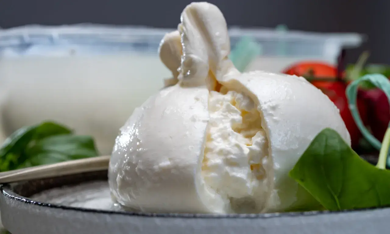 Frische Burrata, ein italienischer Frischkäse, mit cremigem Kern. Was ist Burrata? Ein Genuss!
