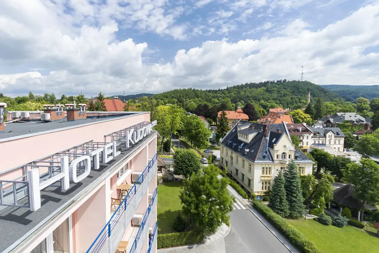 Widok na hotel w Kudowie-Zdroju. Wieczorem warto pospacerować po urokliwym miasteczku.