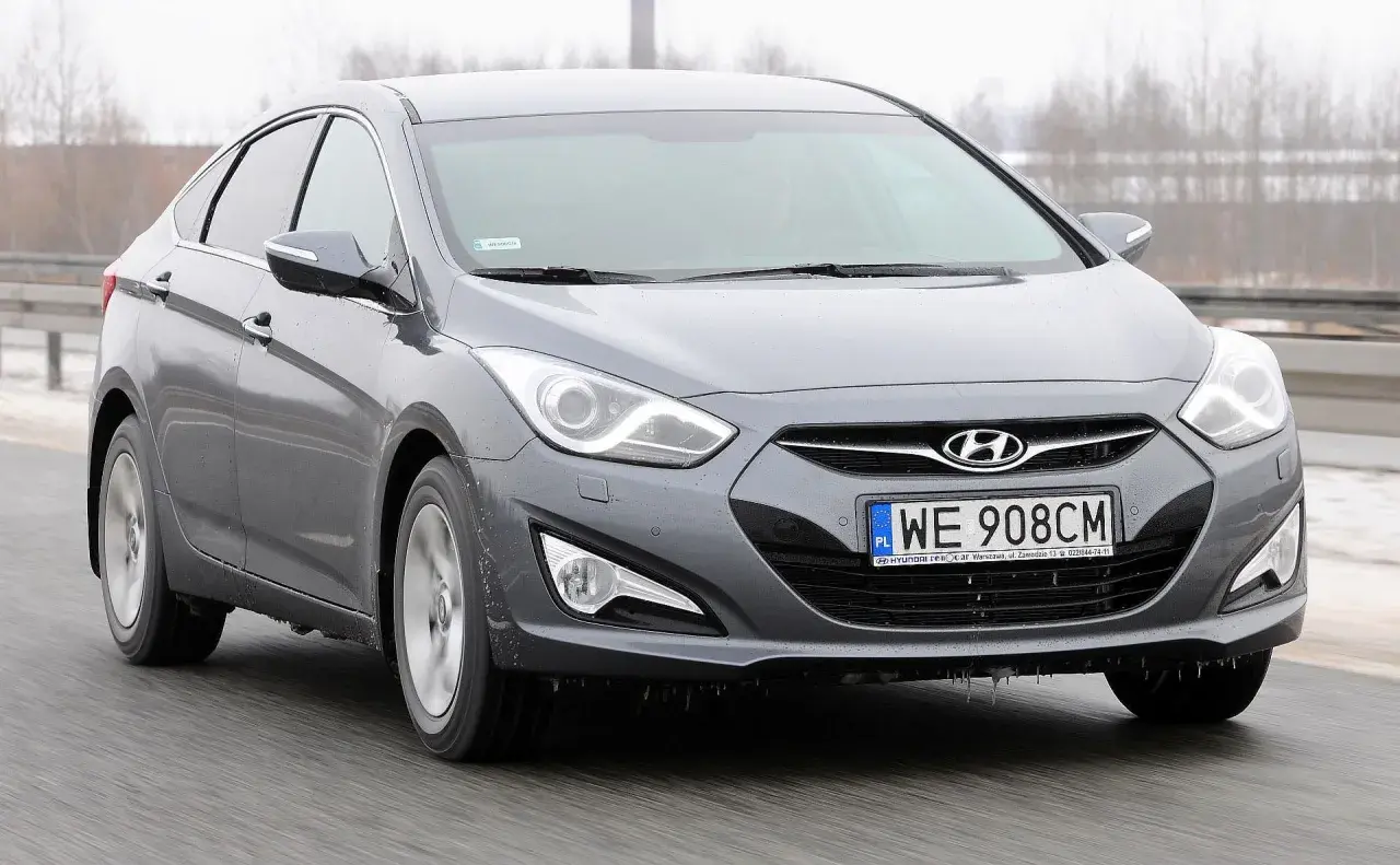 Szary Hyundai i40 1.7 CRDi na drodze. Widać przednią część auta, reflektory i grill z logo.