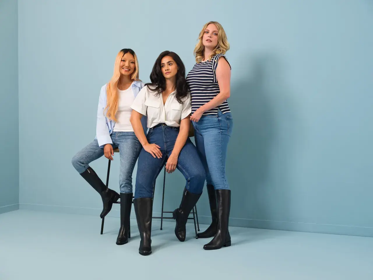 Trois femmes montrent comment porter des bottines avec un jean, un style polyvalent pour toutes les occasions.