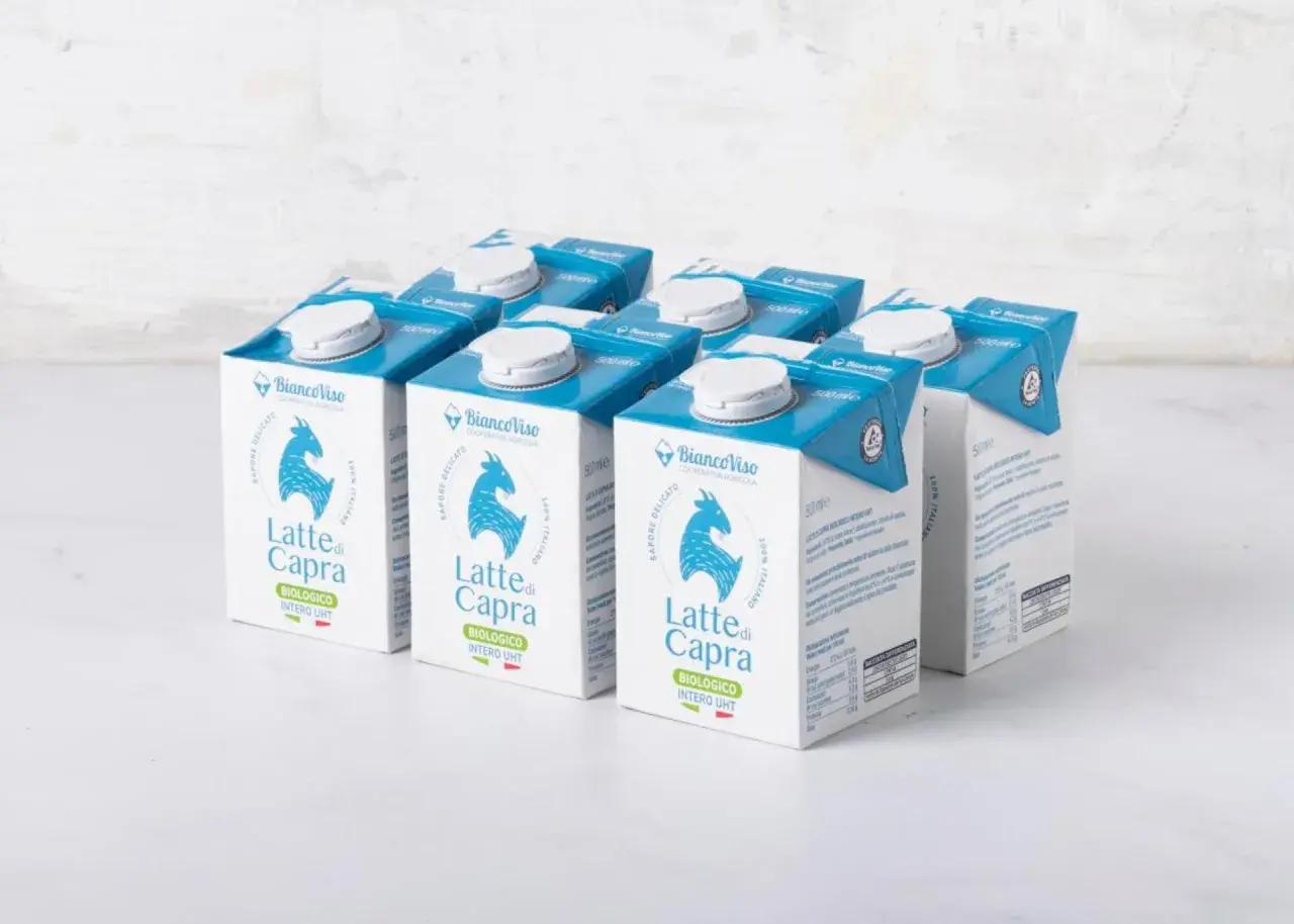 Scatole di latte di capra biologico, con un disegno di capra e la scritta "Latte di Capra".