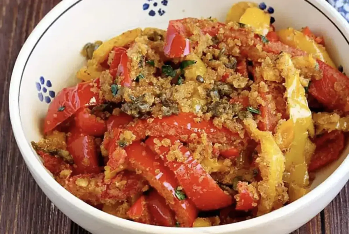 Peperoni gratinati al forno, un contorno colorato e saporito, con pangrattato croccante e erbe aromatiche.