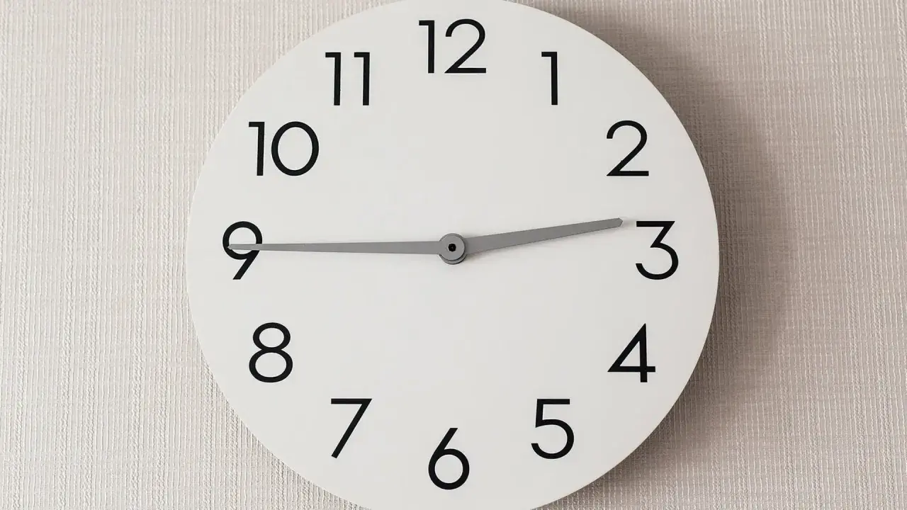 Ein schlichtes Zifferblatt zeigt dreiviertel 12. Wo sagt man das? In vielen Regionen Deutschlands, um 11:45 Uhr zu beschreiben.