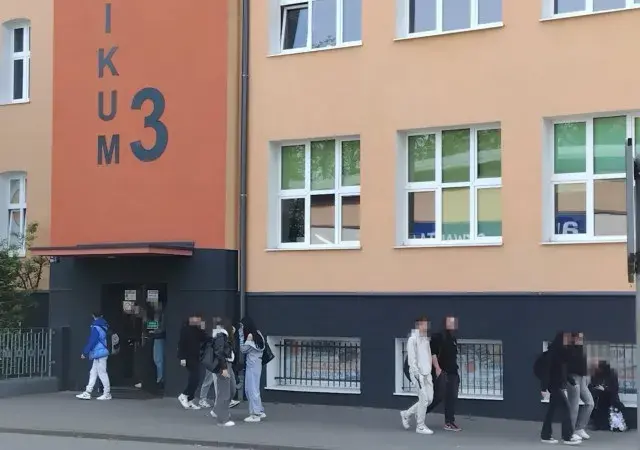 Czy pełnoletni uczeń może zastrzec aby oceny przed rodzicami?
