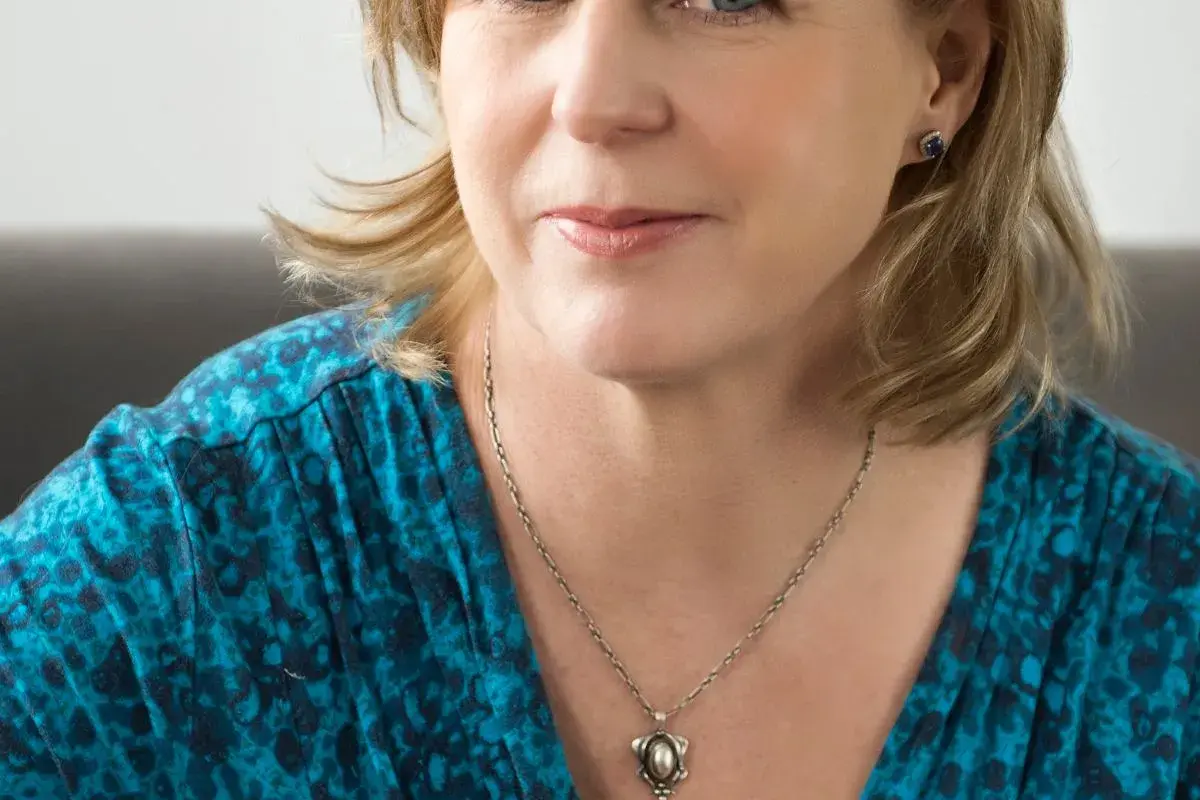 Autorka bestsellerów, Liane Moriarty, w swojej charakterystycznej stylizacji. Jej książki wciągają czytelników w świat intryg i tajemnic.