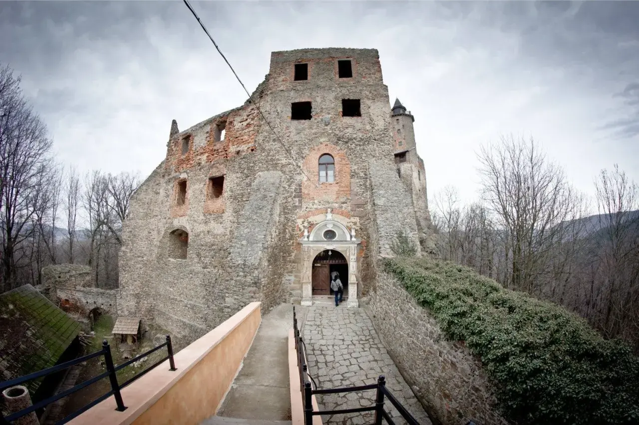 Zamek Grodno i Jezioro Bystrzyckie - odkryj ich fascynującą historię