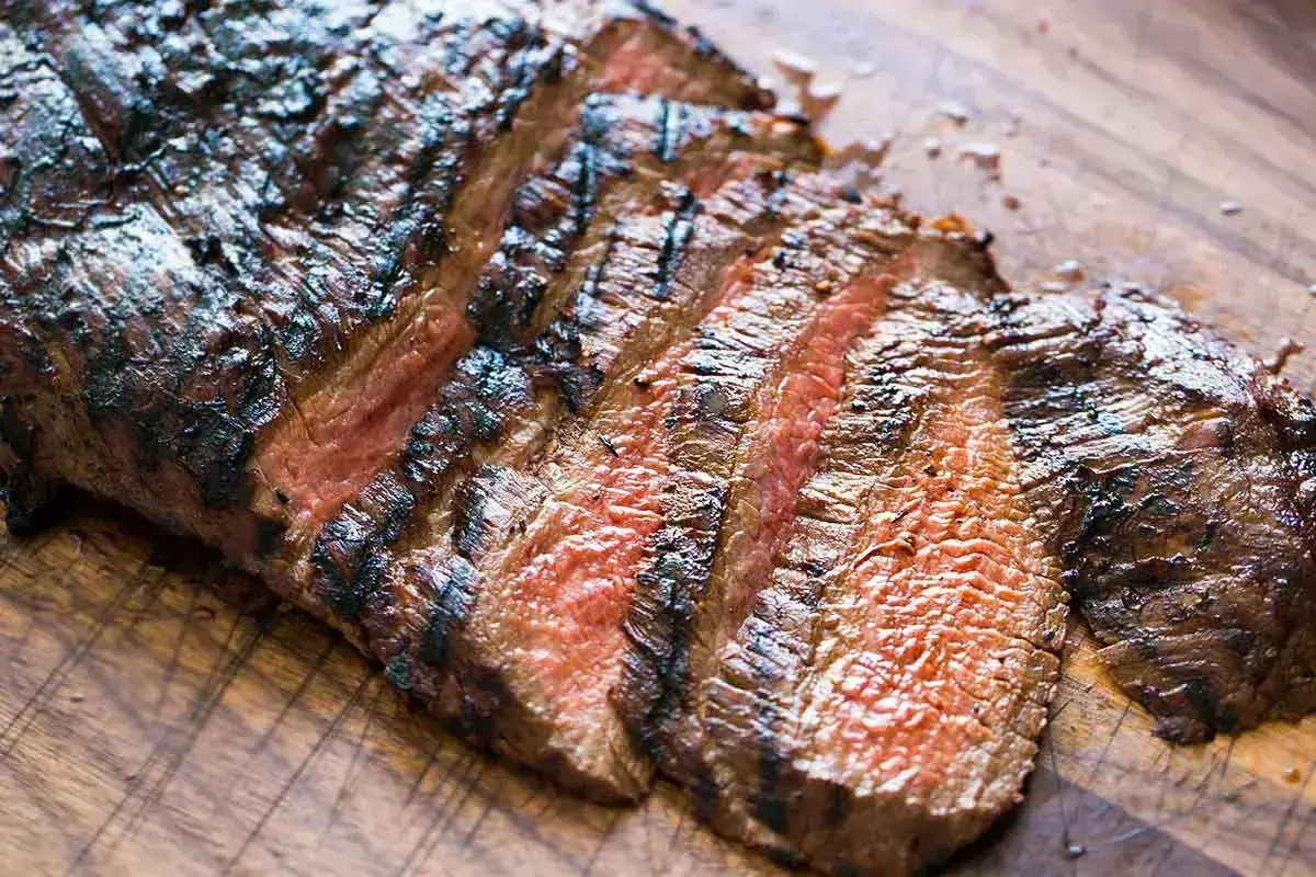 Perfekt grillad flankstek med saftiga, rosa skivor och härliga grillränder. En dröm för alla som älskar att grilla!