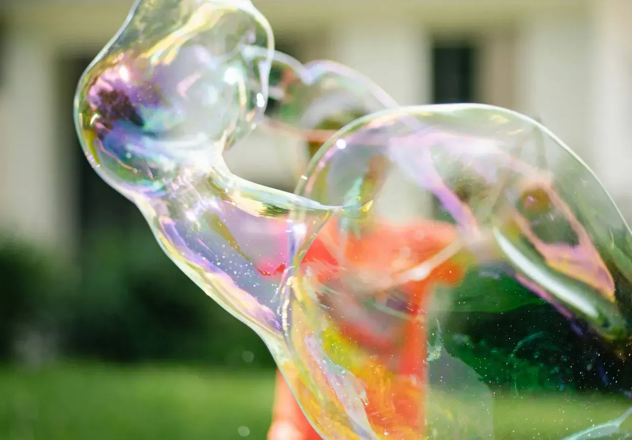 Bunte, schillernde Seifenblasen, die sich im Sonnenlicht wie Kunstwerke verformen. Ein Moment, der zeigt, wie einfach es ist, mit selbstgemachten Seifenblasen Freude zu erleben.
