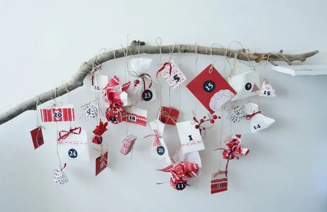 Kalendarz Adwentowy z Kartonu DIY: Prosty Przewodnik Krok po Kroku