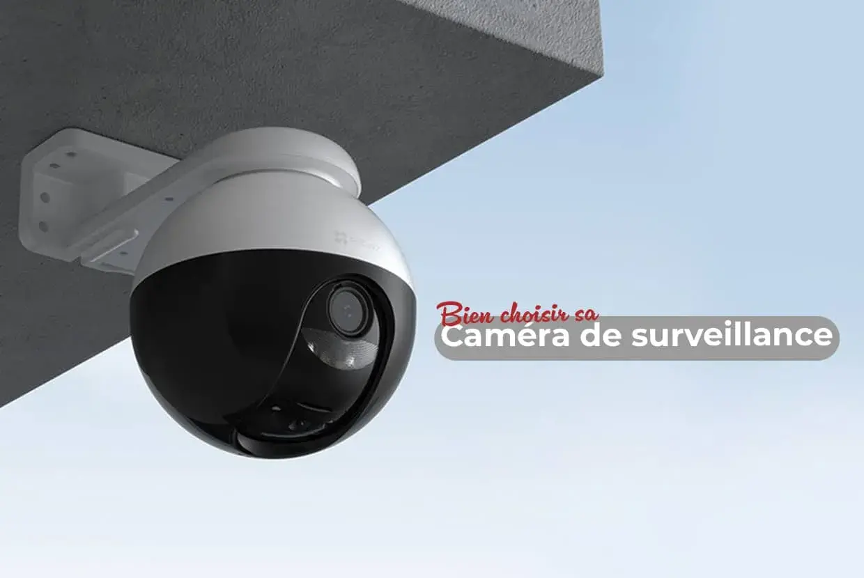 Caméra de surveillance extérieur moderne, fixée sous un auvent, prête à veiller sur votre propriété.