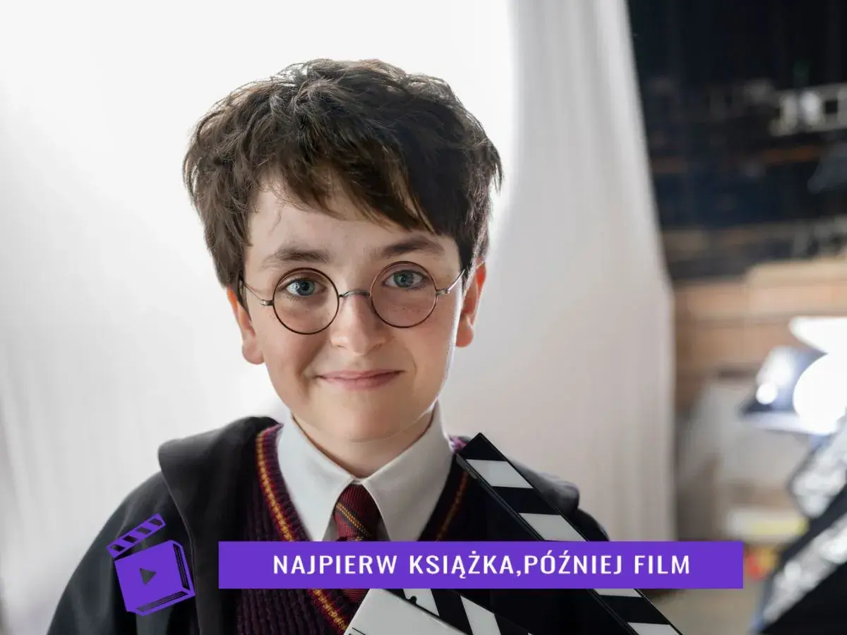 Młody aktor w okularach i szacie Hogwartu trzyma klaps filmowy. Czyżby to zapowiedź **harry potter nowy film**?