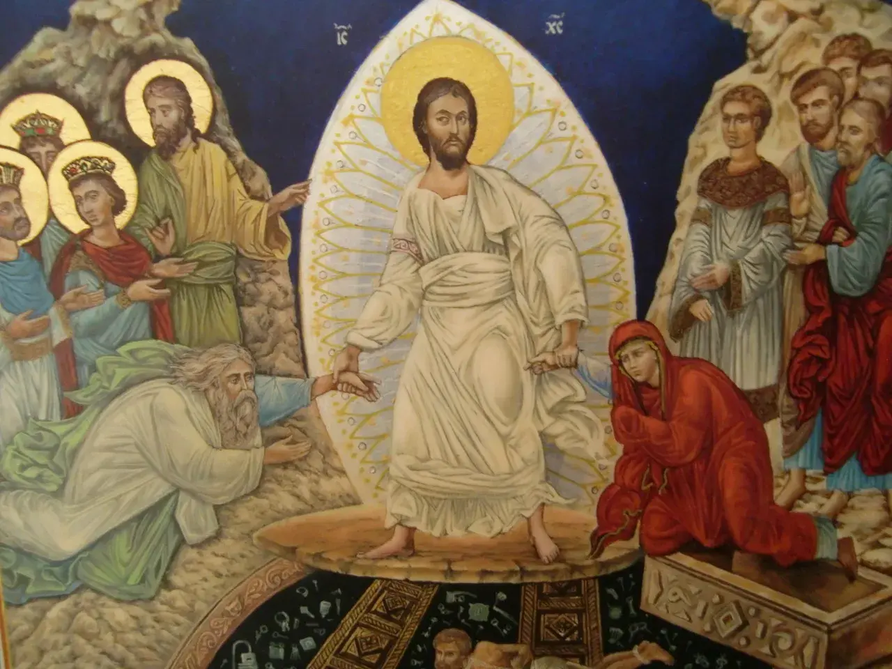 Christus erhebt sich aus dem Grab, um die Toten zu erlösen. Ein Mann und eine Frau werden aus der Dunkelheit gezogen, was zeigt, was passiert nach dem Tod.