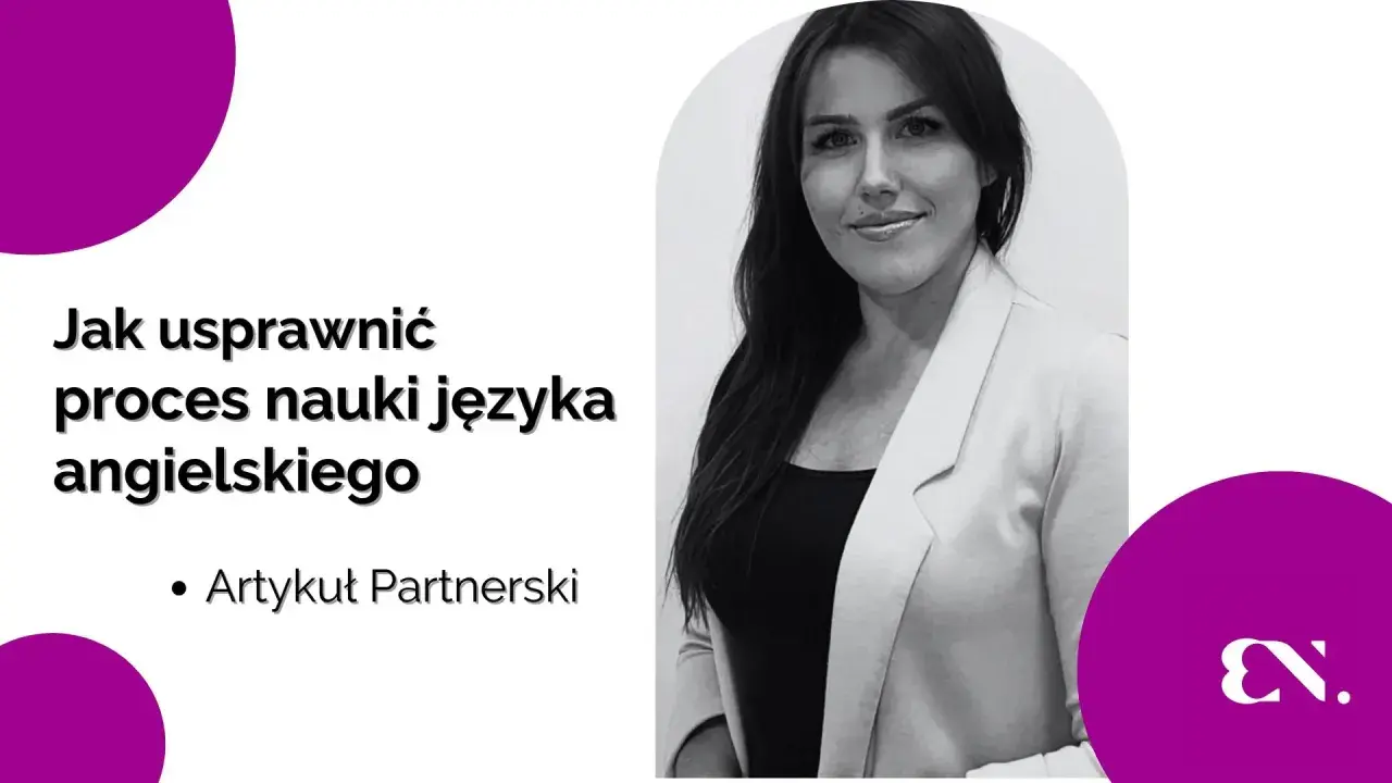Kobieta w jasnej marynarce uśmiecha się, obok tekst o usprawnieniu **intensywnej nauki angielskiego**.